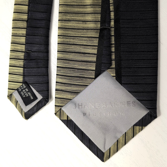 JHANE BARNES Platinum Mens 100% Silk tie JAPAN Geometric Black/Gold 58.50 x 3.75 - Picture 5 of 10